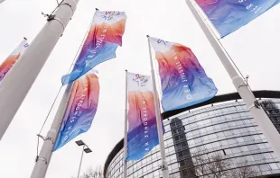 Die Flaggen des umstrittenen "Synodalen Weges" vor dem Congress Centrum Frankfurt / Max von Lachner / Synodaler Weg