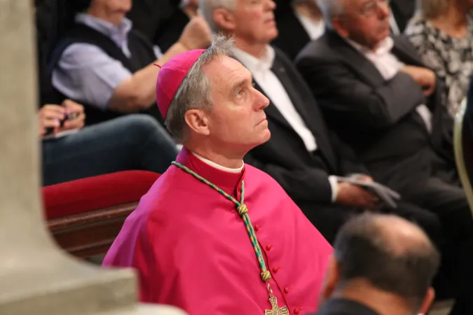 Auch dieser Deutsche schaut in den Himmel: Kurienerzbischof Georg Gänswein bei der Eröffnungsmesse zur Familiensynode am 4. Oktober 2015