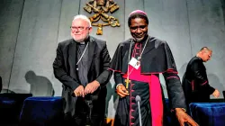 Bishof Andrew Nkea Fuanya und Kardinal Reinhard Marx bei einer Pressekonferenz des Vatikans am 24. Oktober 2018 / CNA Deutsch
