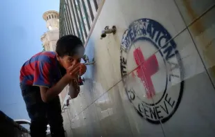 Ein Junge trinkt im befriedeten Aleppo / (C) Pax Press Agency, SARL, Geneva