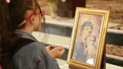 Ein syrisches Mädchen betet vor einer Ikone (Archivbild) / Kirche in Not