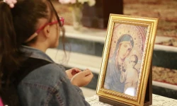 Ein syrisches Mädchen betet vor einer Ikone (Archivbild) / Kirche in Not