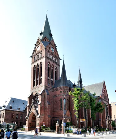Die Basilika St. Johannes der Täufer wurde 1888 bis 1890 erbaut. Der Hauptaltar ist Unserer Lieben Frau Königin von Polen geweiht