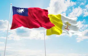 Die Flaggen Taiwans und des Vatikan / Shutterstock / Freshstock
