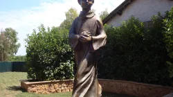 Statue des heiligen Tarzisius auf dem Areal der Calixtus-Katakomben in Rom  / Bernhard Lang / Tanja Konsbruck // Wikimedia (CC0) 