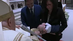 Papst Franziskus tauft am 7. Januar 2024 / screenshot / YouTube / Vatican News