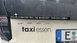 Taxi mit Aufkleber: „Jesus – Ich bin der Weg. Die Wahrheit. Und das Leben“ / ADF International