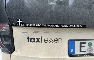 Taxi mit Aufkleber: „Jesus – Ich bin der Weg. Die Wahrheit. Und das Leben“ / ADF International