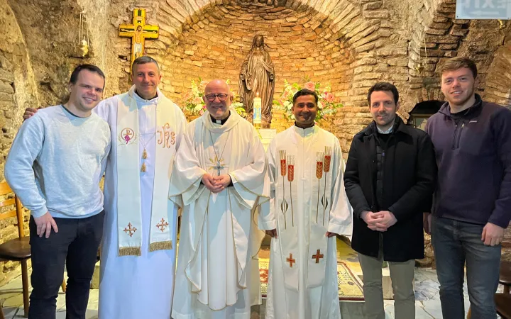Der Vorsitzende der türkischen Bischofskonferenz, Erzbischof Martin Kmetec (2.v.l.), feierte die Heilige Messe mit dem Team von EWTN und einigen Ordensbrüdern in der Nähe von Ephesus.