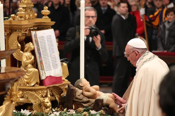 Vor der Messe küsste der Papst das Christkind im Petersdom...