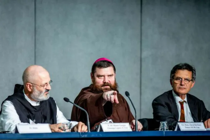 Bischof David Tencer zeigt auf einen Journalisten bei der Pressekonferenz im Vatikan am 17. Oktober 2018