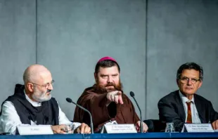 Bischof David Tencer zeigt auf einen Journalisten bei der Pressekonferenz im Vatikan am 17. Oktober 2018 / Daniel Ibanez / CNA Deutsch