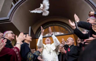 Papst Franziskus läßt eine Friedenstaube fliegen beim Abendgebet mit der Chaldäischen Katholischen Kirche in Tiflis, Georgien im Rahmen seiner Kaukasus-Reise vom 30. September bis 2. Oktober 2016. / L'Osservatore Romano