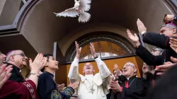 Papst Franziskus läßt eine Friedenstaube fliegen beim Abendgebet mit der Chaldäischen Katholischen Kirche in Tiflis, Georgien im Rahmen seiner Kaukasus-Reise vom 30. September bis 2. Oktober 2016. / L'Osservatore Romano