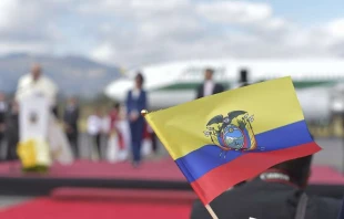 Flagge Ecuadors bei der Ankunft von Papst Franziskus im Juli 2015 / Vatican Media / CNA Deutsch