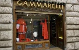 Das Gammarelli-Schaufenster nach der Ankündigung eines Konsistoriums der Kardinäle im Oktober 2010.  / Lawrence OP via Flickr (CC BY-NC-ND 2.0)