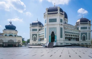 Die Große Moschee von Medan (Indonesien) / Uskarp/Shutterstock