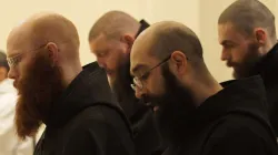 Die Mönche von Nursia singen aus "Benedicta: Marian Chant for Norcia", der 2015  erschienen Aufnahme. / Christopher McLallen, mit freundlicher Genehmigung von de Montfort Music