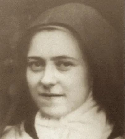 Eine Heilige und Kirchenlehrerin: Die „kleine" Therese. Sie trug den Namen Thérèse vom Kinde Jesu und dem Heiligen Gesicht und war Nonne im Orden der Unbeschuhten Karmelitinnen in Lisieux, Frankreich.