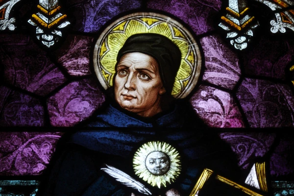 Thomas von Aquin auf einem Kirchenfenster / Nheyob / Wikimedia Commons (CC BY-SA 4.0 Deed)