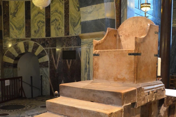 Thron von Kaiser Karl dem Großen / Torsten Maue / Wikimedia Commons (CC BY-SA 2.0)