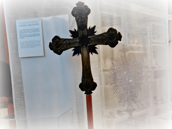 Ein katholisches Kreuz, ausgestellt mit orthodox-christlichen und islamischen Kultgegenständen am Eingang des Museums. 