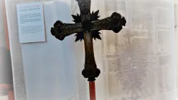 Ein katholisches Kreuz, ausgestellt mit orthodox-christlichen und islamischen Kultgegenständen am Eingang des Museums.  / CNA/Sr. Mirjam Beike