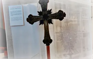 Ein katholisches Kreuz, ausgestellt mit orthodox-christlichen und islamischen Kultgegenständen am Eingang des Museums.  / CNA/Sr. Mirjam Beike