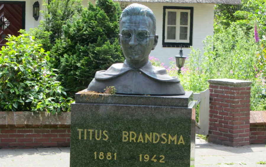 Gedenktstein des Karmeliter-Paters Titus Brandsma.
