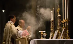 Ein Priester zelebriert die traditionelle lateinische Messe (TLM) in der Basilika San Pancrazio in Rom. / Thoom/Shutterstock