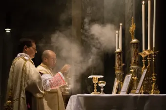 Ein Priester zelebriert die traditionelle lateinische Messe (TLM) in der Basilika San Pancrazio in Rom. / Thoom/Shutterstock