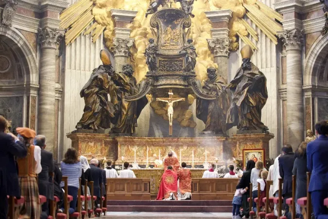 Die Feier der traditionellen lateinische Messe am Altar der Kathedra Petri im Petersdom bei der Wallfahrt Summorum Pontificum, 30. Oktober 2021.