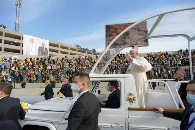 Papst Franziskus begrüßt die Menschenmenge im Franso-Hariri-Stadion in Erbil (Irak) am 7. März 2021