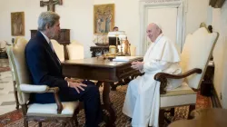 Papst Franziskus mit dem Sondergesandten des US-Präsidenten für das Klima, John Kerry, am 15. Mai 2021 / Foto: Vatican News