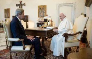 Papst Franziskus mit dem Sondergesandten des US-Präsidenten für das Klima, John Kerry, am 15. Mai 2021 / Foto: Vatican News