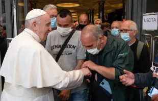 Papst Franziskus begrüßt Obdachlose und Flüchtlinge nach einer Filmvorführung im Vatikan am 24. Mai 2021 / Foto: Vatican Media