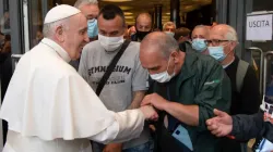 Papst Franziskus begrüßt Obdachlose und Flüchtlinge nach einer Filmvorführung im Vatikan am 24. Mai 2021 / Foto: Vatican Media