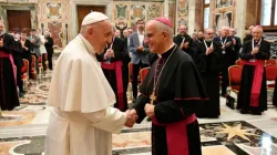 Papst Franziskus begrüßt Erzbischof Rino Fisichella in der Klementinenhalle des Vatikans, 17. September 2021
 / Vatican Media