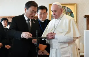 Der südkoreanische Präsident Moon Jae-in überreicht Papst Franziskus das Kreuz im Vatikan, 29. Oktober 2021.  / Vatican Media
