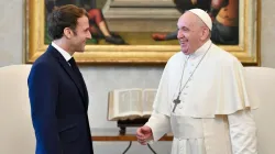 Papst Franziskus mit dem französischen Präsidenten Emmanuel Macron im Vatikan, 26. November 2021. / Vatican Media