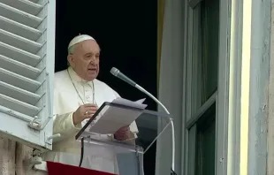 Papst Franziskus hält seine Angelus-Ansprache im Vatikan, 2. Januar 2022 / Screenshot / Vatican News YouTube channel.