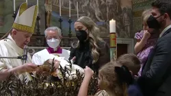 Papst Franziskus tauft ein Kind in der Sixtinischen Kapelle am 9. Januar 2021. / Vatican Media.
