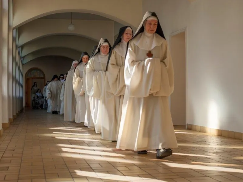 Trappistinnen der Abtei Maria Frieden im Kreuzgang