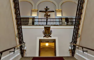Eine "Missinterpretation des Kreuzes" als "politisches Symbol"? Das Kruzifix im Treppenhaus des Bayerischen Landtags. / Wikimedia / Sven Teschke (CC BY-SA 3.0 de)