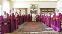 Papst Franziskus mit den Richtern der Rota. / Vatican Media