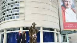 US-Präsident Donald Trump und First Lady Melania Trump legten am Heiligtum in Washington am 2. Juni 2020 einen Kranz nieder. / Brendan Smialowski / AFP via Getty