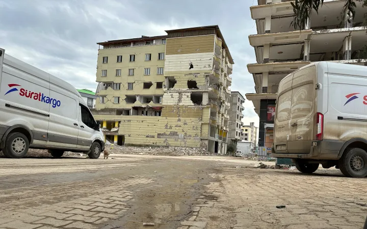 Auch ein Jahr nach dem Erdbeben in der Türkei sind die Schäden noch immer sichtbar.