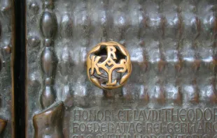 Der Türknauf mit der Signatur Karls des Großen am Haupteingang der Kirche im Campo Santo. / EWTN / Paul Badde