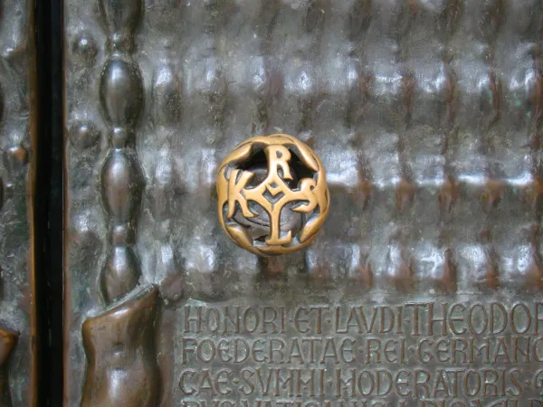 Der Türknauf mit der Signatur Karls des Großen am Haupteingang der Kirche im Campo Santo.
