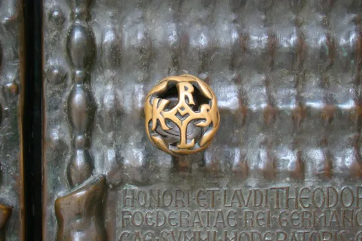 Der Türknauf mit der Signatur Karls des Großen am Haupteingang der Kirche am Campo Santo / EWTN / Paul Badde